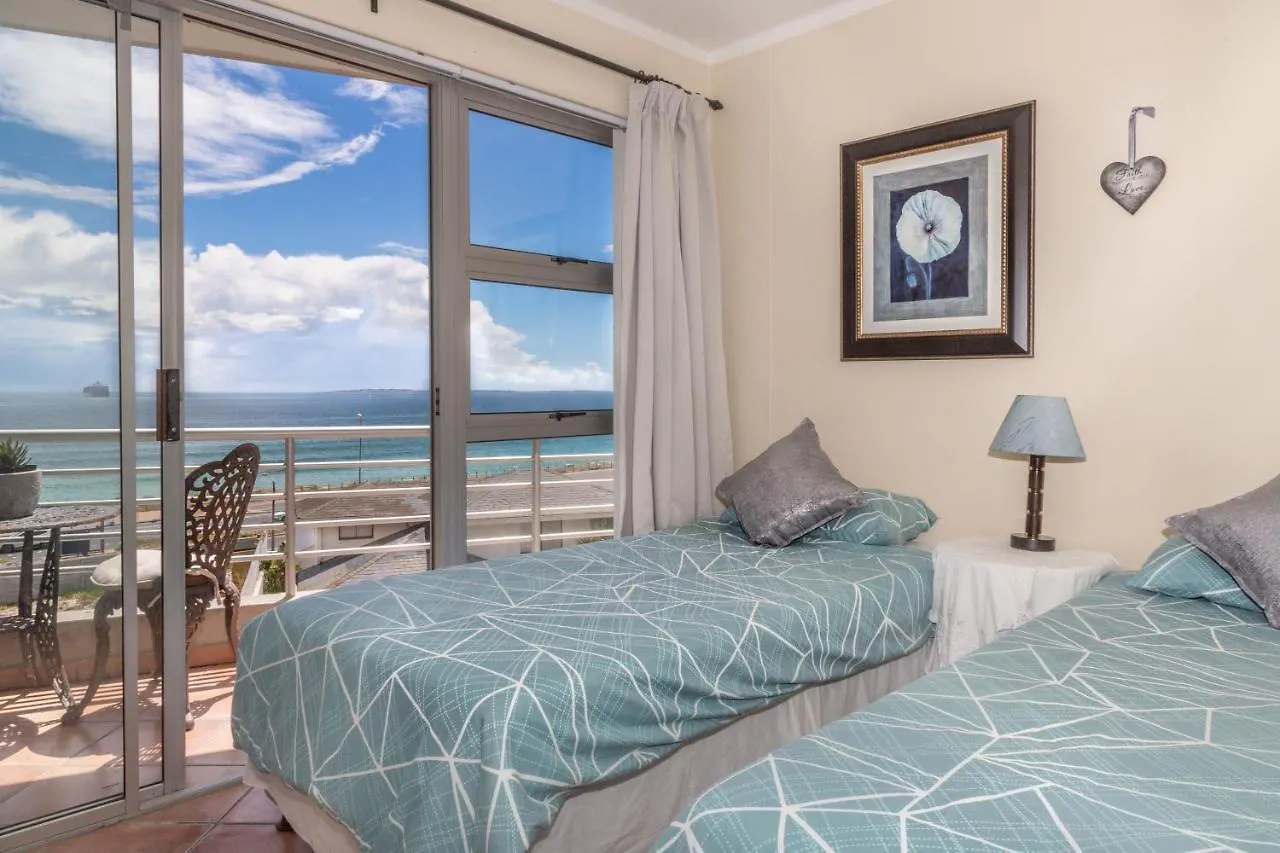 Luxury Beachfront 2 Bed, 2 Bath With Communal Swimming Pool Bloubergstrand